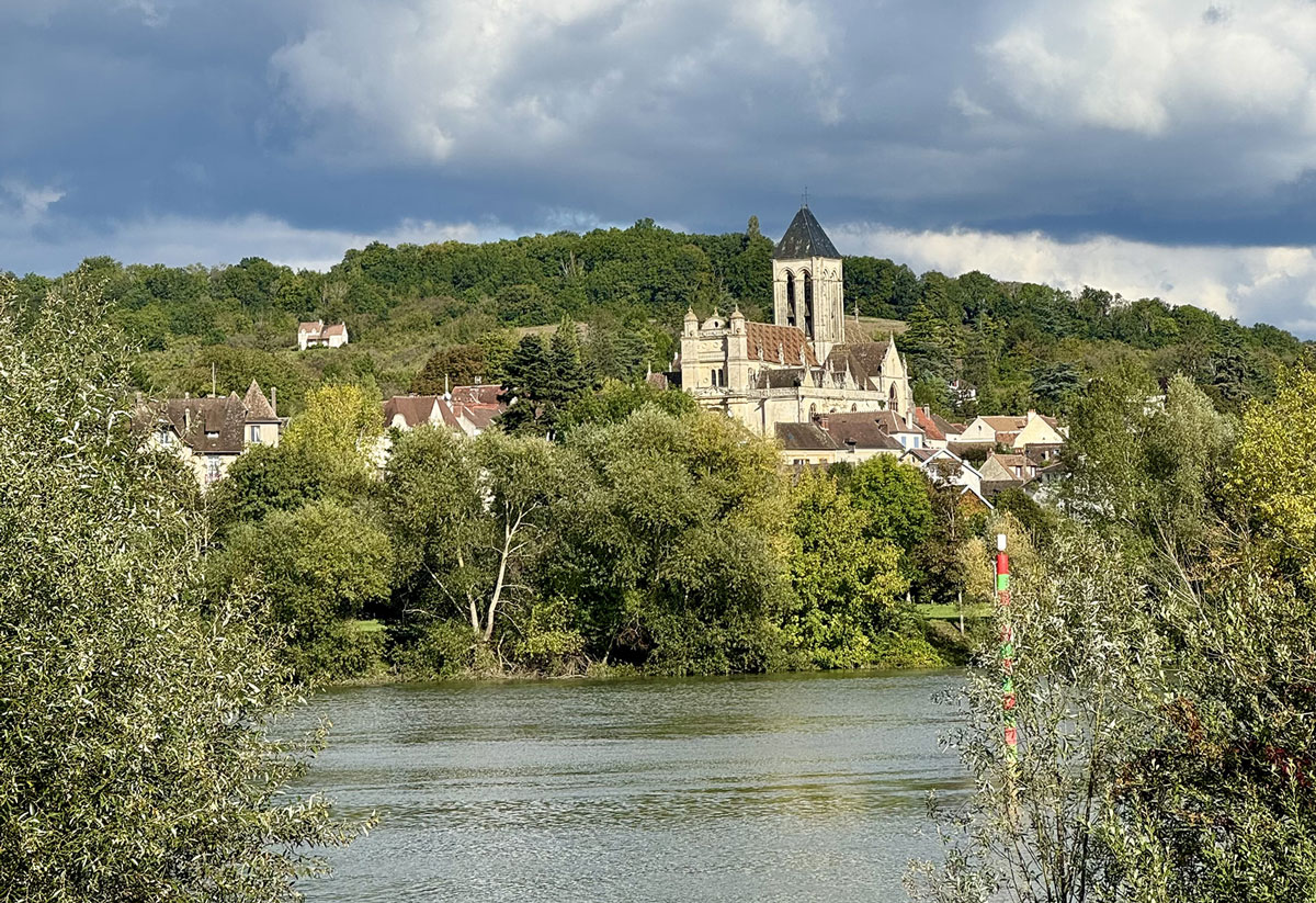 Village de Vétheuil au bord de la Seine dans le Vexin français
